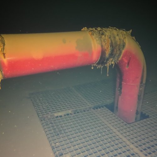 Sprinklertank-Inspektion: Betontank, 15 Jahre – Stahlrohr Rohrschelle Schwere Korrosion Bodensicht