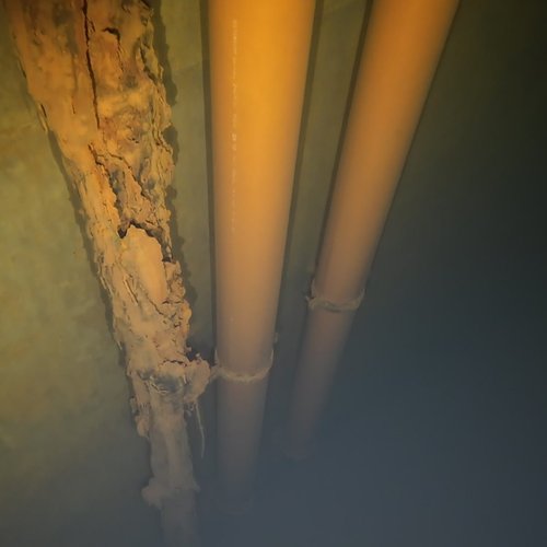 Sprinklertank-Inspektion: Betontank, 20 Jahre – Stahlstuetze Kunststoffrohre Korrosion Ablagerungen Nahaufnahme