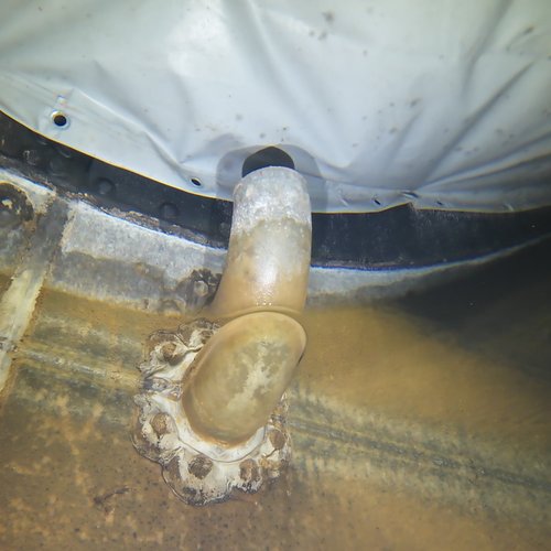 Sprinklertank-Inspektion: Stahltank, 15 Jahre – Rohrschelle Ablauf Korrosion Sedimente Bodensicht