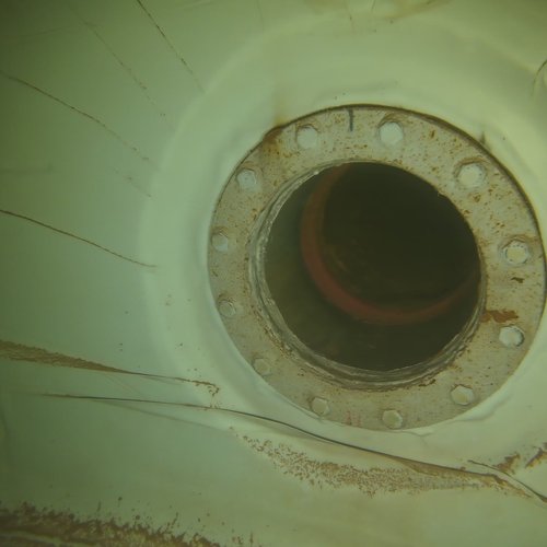 Sprinklertank-Inspektion: Stahltank, 5 Jahre – Flansch Rohrverbindung Stark Korrodiert Nahaufnahme